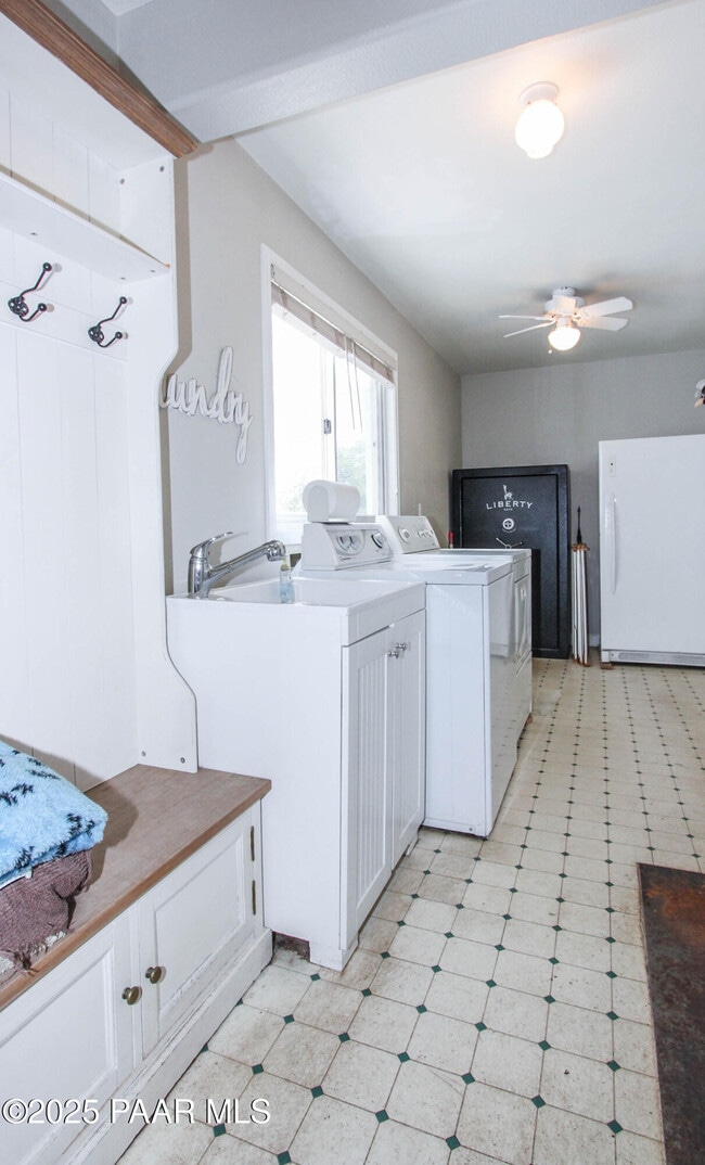 Building Photo - 2440 W Live Oak Dr