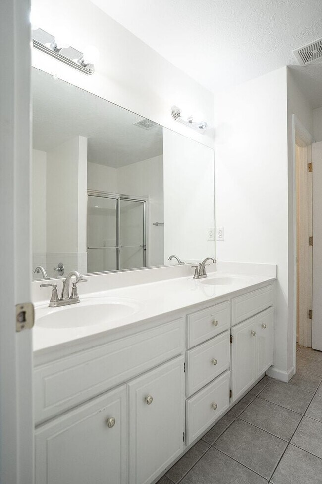 Building Photo - 537 Cedar Rock Dr