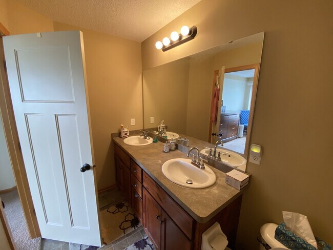 Building Photo - Roomy four-bed three-bath Townhome in Lino...