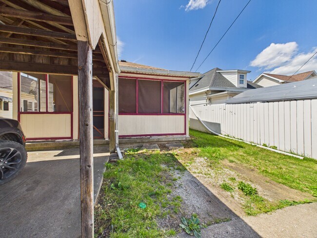 Building Photo - 305 Chelsea St