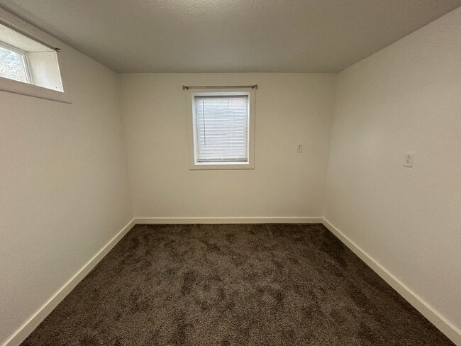 Building Photo - 3 Bedroom 1 Bath Beautiful House with Fenced Yard & Garage