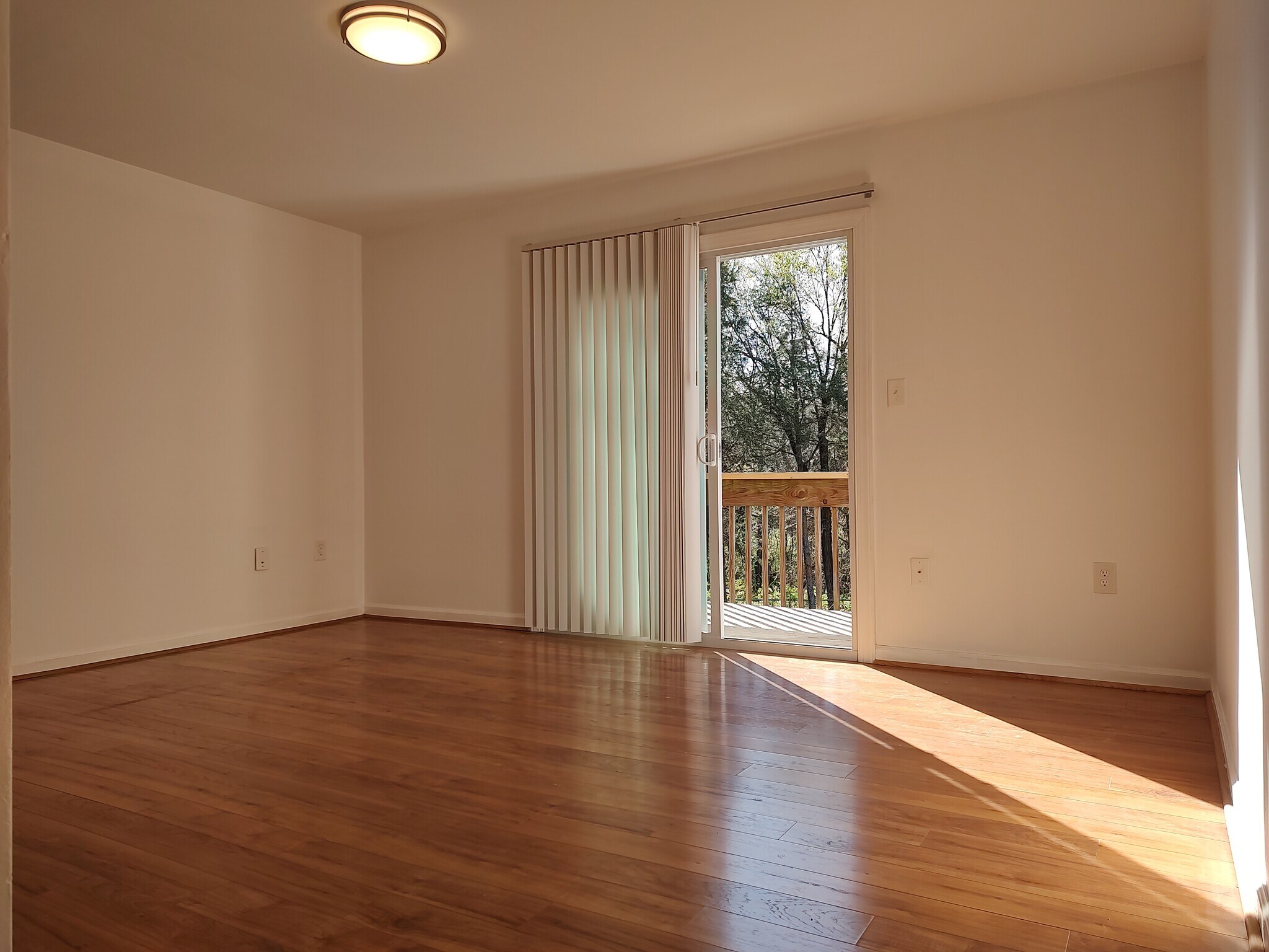 Living room with balcony - 2840 Colonial Ave SW