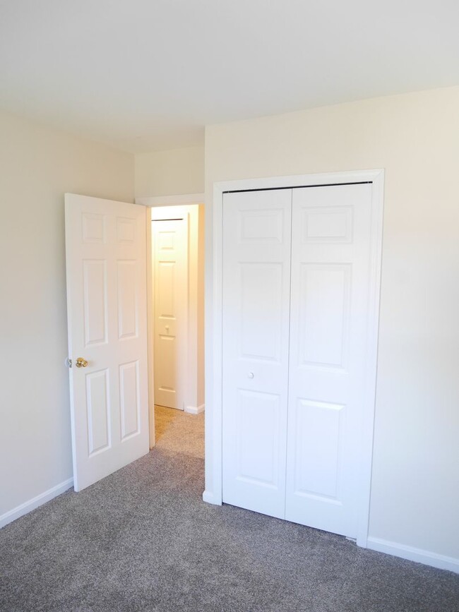 Building Photo - MOVED NOW & SAVE!! 3 Bedroom Townhome loca...