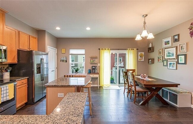 Building Photo - Gorgeous Tri-Level Condo