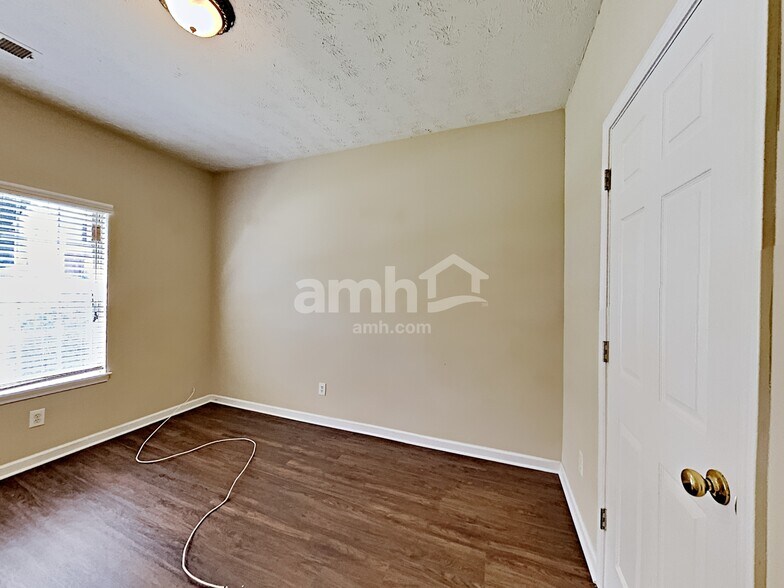 Building Photo - 6812 Bridgewood Dr
