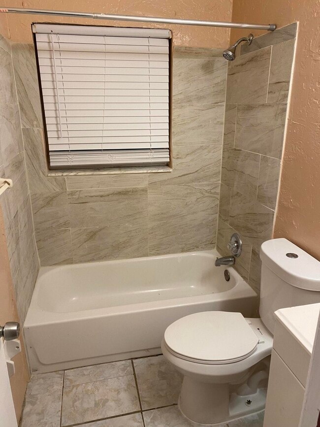 Building Photo - 915 5th St