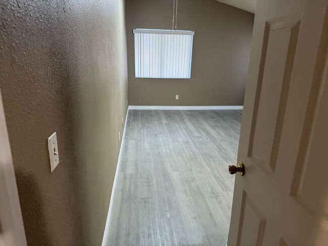 Building Photo - 2 Bedroom FAST MOVE IN!