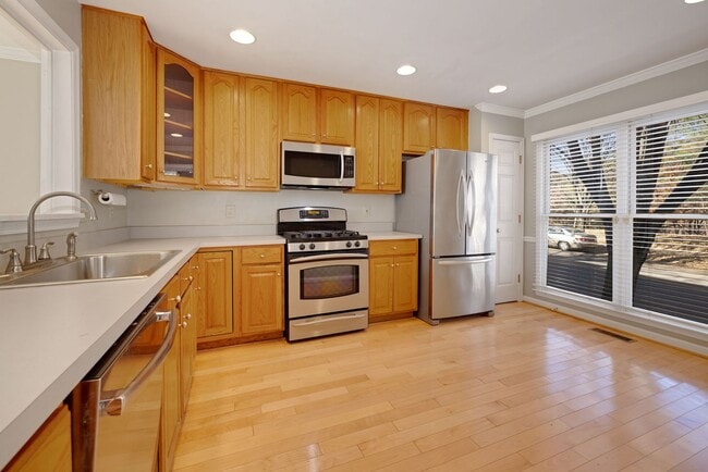 Building Photo - 3 Bed 3.5 Bath - Kentlands Townhouse - 2 C...