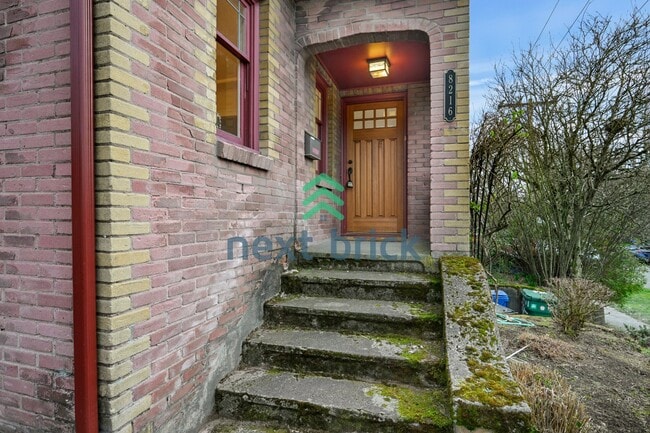 Building Photo - A classic vintage house ready to rent