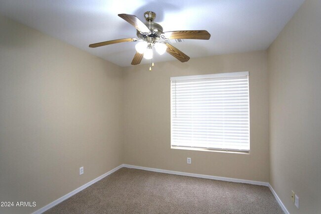 Building Photo - 1130 W Raven Dr