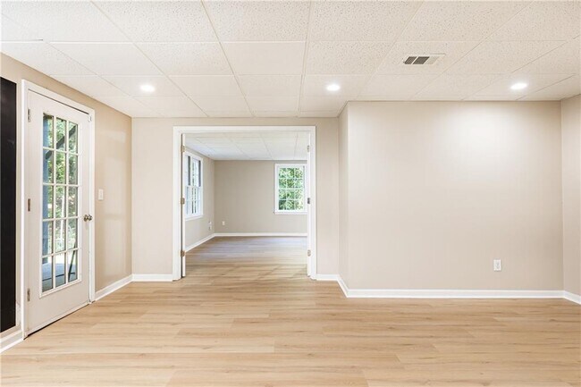 Building Photo - 9360 Nesbit Lakes Dr