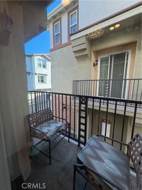 Building Photo - 615 W 1st St