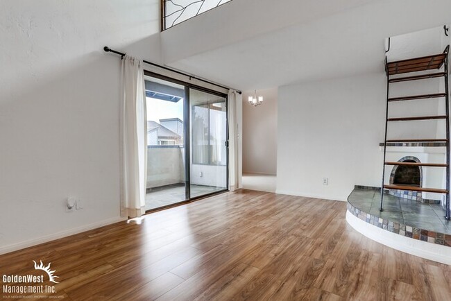 Building Photo - Charming 1Bdm 1Ba + Loft Condo with Privat...