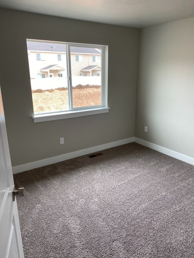 Building Photo - 3 Bedroom 2.5 Cedar Bend Unit