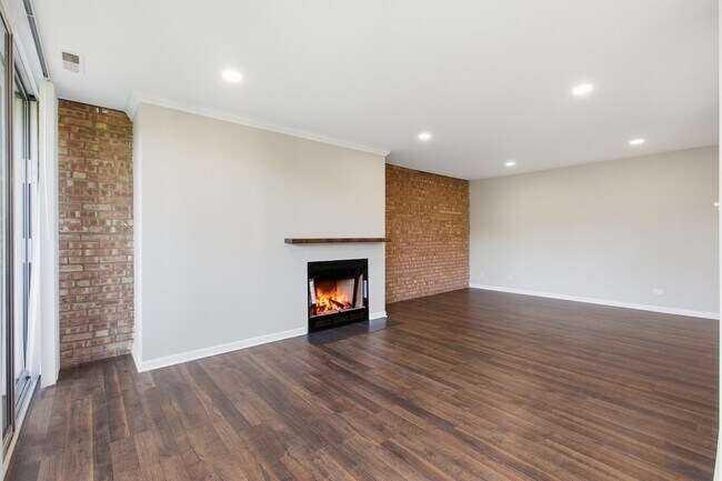 Building Photo - 6000 Oakwood Dr