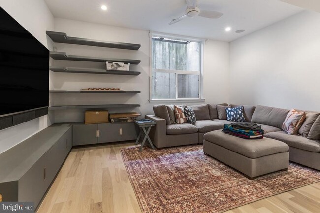 Building Photo - 1108 N Bodine St