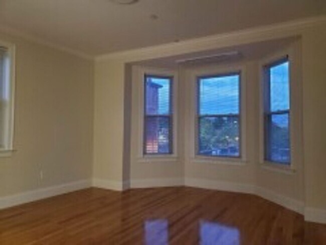 Building Photo - Renovated Brookline / Coolidge Corner 4 Bed/2 Bath on Harris St for September 1st.  NO BROKER FEE