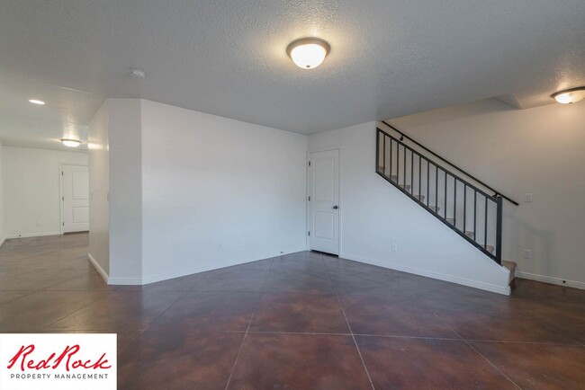 Building Photo - DOG-FRIENDLY 3 Bedroom Townhome with INTER...