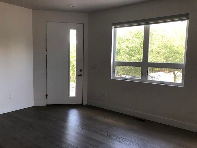 Building Photo - Beautiful 3 Bed, 4 Bath Home, Stunning Views from Rooftop Deck, D-12, close to DT and Military