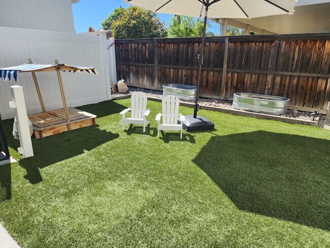 Building Photo - Gorgeous Home with 5 Bedrooms, 3 Baths, So...