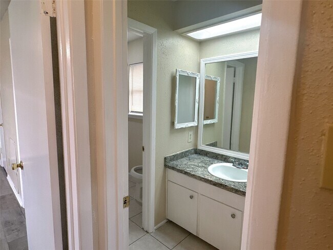 Building Photo - 6518 S Briar Bayou Dr