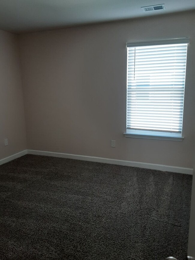 Building Photo - Don't miss out on this beautiful 5 Bedroom...