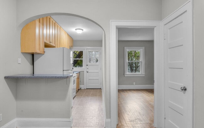 Building Photo - 819 W 51st St