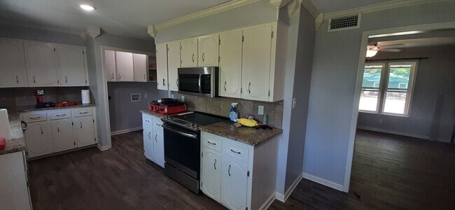 Building Photo - 1803 Greenwood Cove