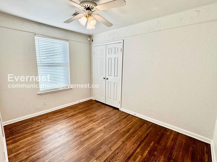 Building Photo - 202 E 6th St