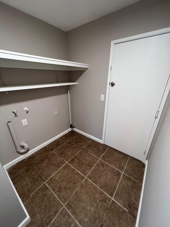 Building Photo - 2700 Monocott Dr