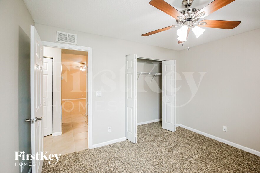Building Photo - 931 SE Thornhill Dr