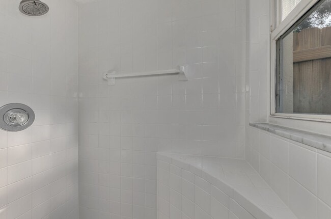 Building Photo - STUNNING 3 BEDROOM, 2 BATHROOM, 2 CAR GARAGE HOME LOCATED IN THE HIGHLY SOUGHT AFTER BRIARWOOD CO...