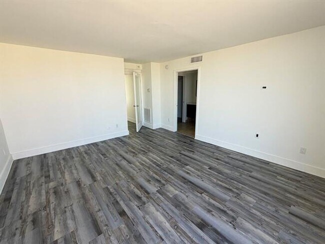 Building Photo - 2000 NE 135th St