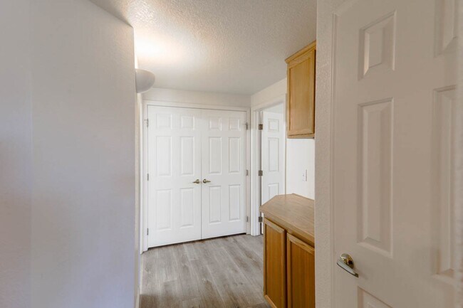 Building Photo - 2 Bedroom 2nd Floor West Vegas Condo