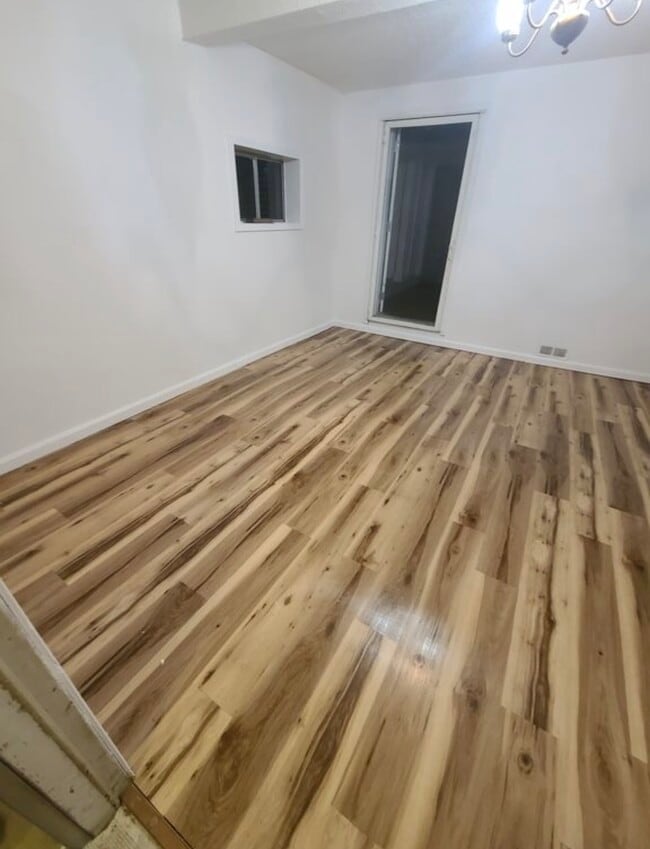 Building Photo - 913 Brookside Dr