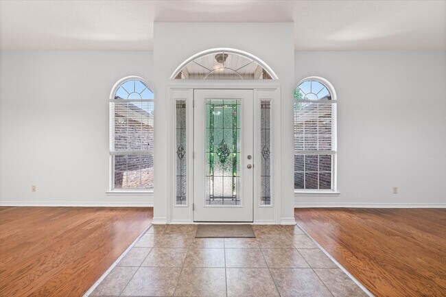 Building Photo - Spacious 4-bedroom Retreat