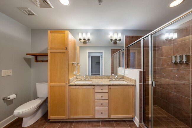 Building Photo - Light filled 1 bed/ 1 bath condo with balcony minutes to downtown Chapel Hill