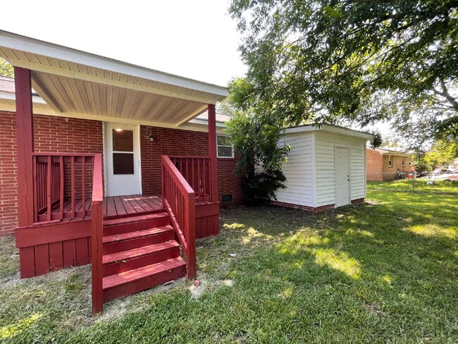 Building Photo - SPACIOUS BRICK RANCH in GOLDSBORO! 4 BR, 2 BA - FENCED-IN YARD *Convenient to SJAFB*