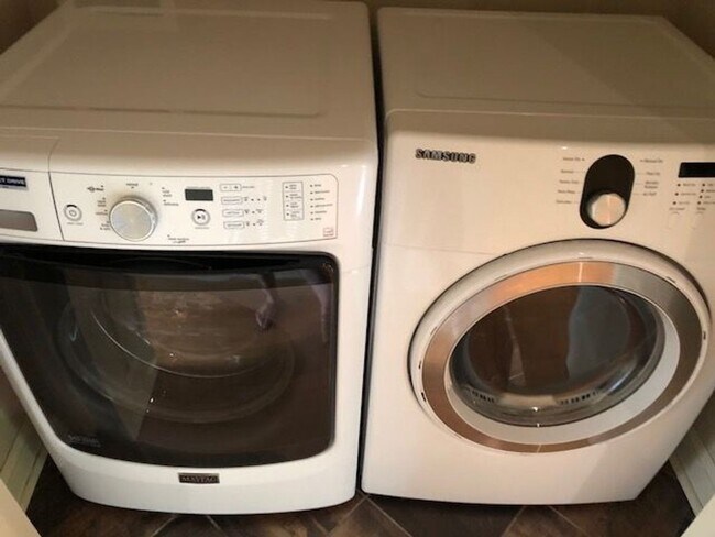 Building Photo - Urban Lofts unit! - PRE-LEASE FOR AUGUST 2026