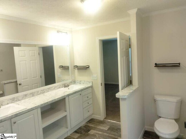 Building Photo - 5 Charles St