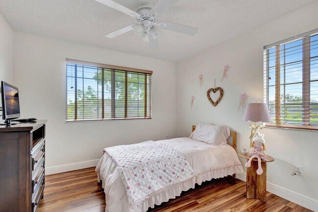 Building Photo - 1400 Crestwood Ct S