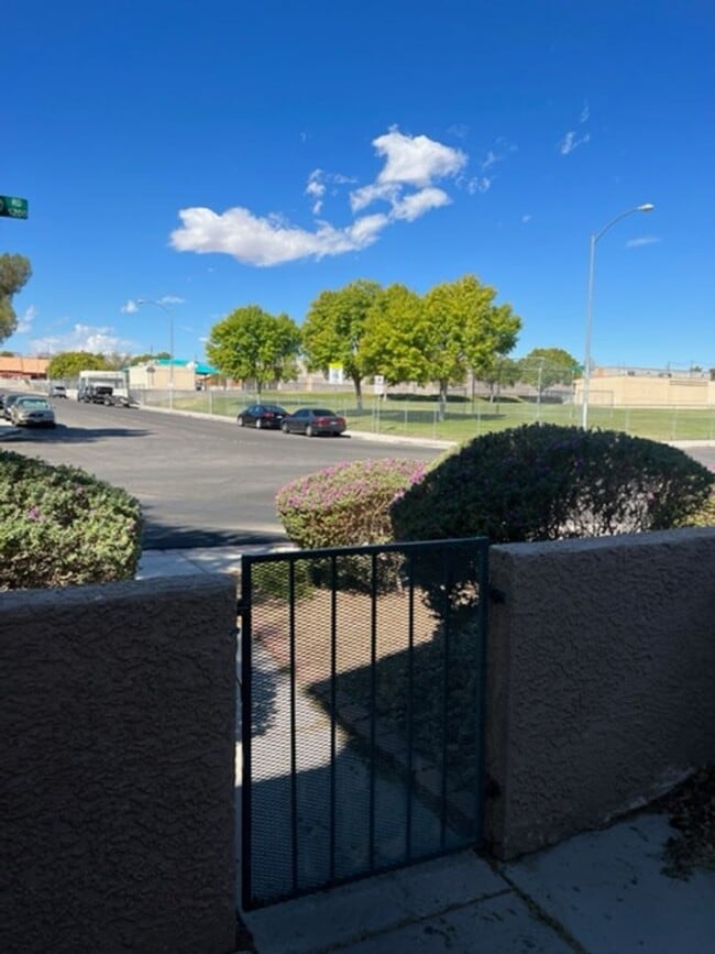Building Photo - 3 Bedroom located in Gated Community!!