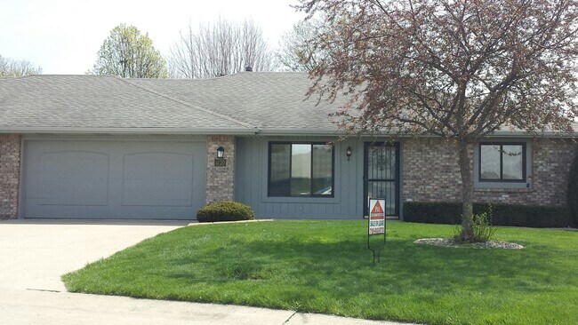 Primary Photo - 2 Bedroom / 1.5 Bath Condo