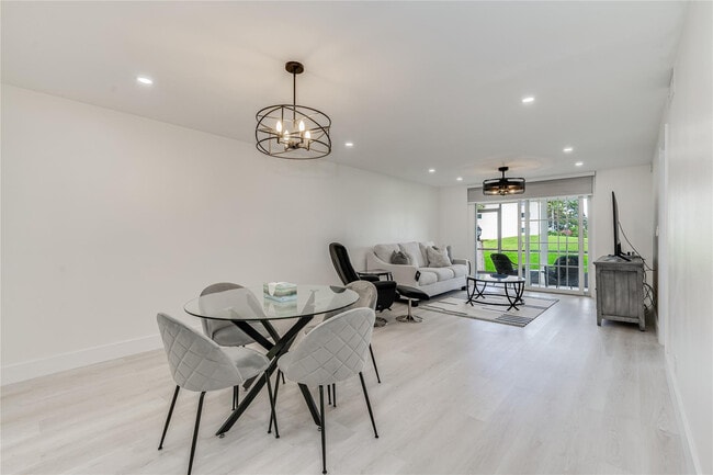 Building Photo - 411 S Hollybrook Dr