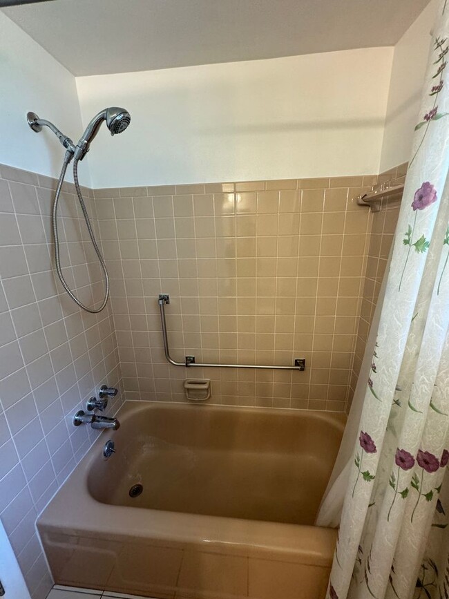Building Photo - Two bedroom one bathroom home