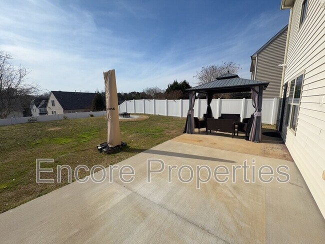 Building Photo - 912 Custom Oak Ln