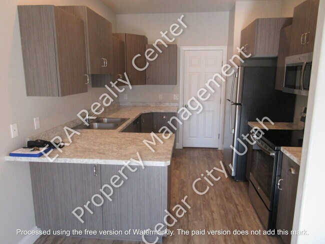 Building Photo - ** Move-in Discount ** 3 bed 2.5 bath - Newer townhome in the heart of Cedar City