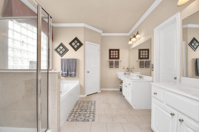 Building Photo - 8030 Crescent Knolls Dr