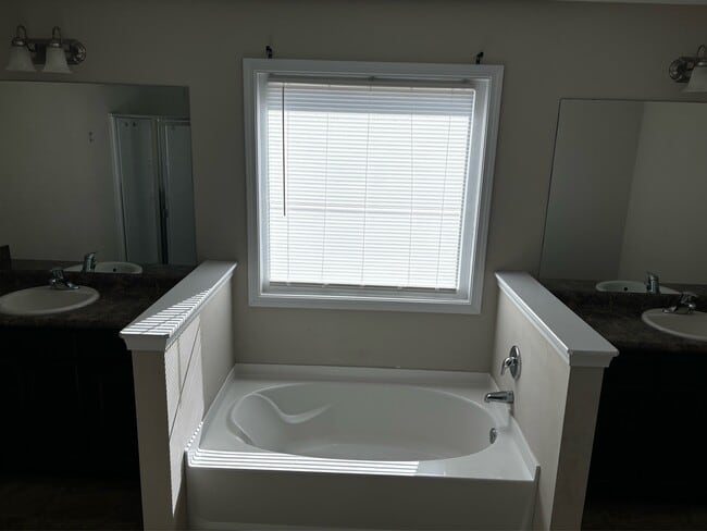 Building Photo - 668 Red Oak Ln