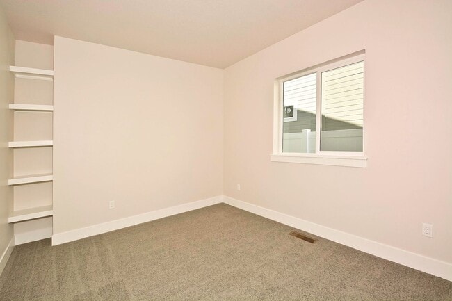 Building Photo - Centrally Located 3 Bedroom 2 Bathroom Home